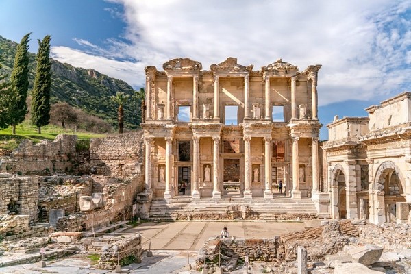 Mỗi năm, hơn 2,5 triệu du khách đổ về Ephesus để chiêm ngưỡng