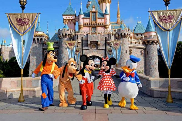 Check-in công viên Disneyland tại Los Angeles khi đi du lịch bờ Tây Mỹ