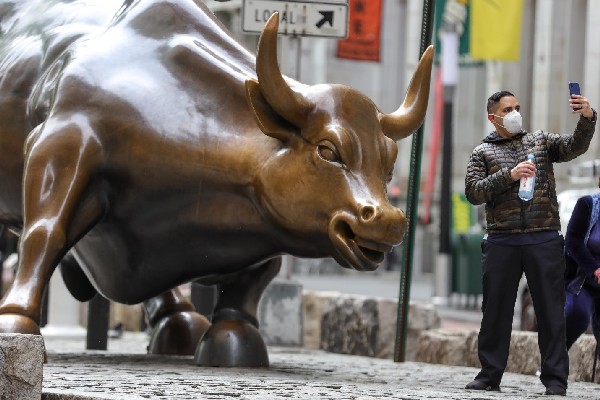 Bò tót Charging Bull, với trọng lượng hơn 3.200 kg và chiều cao 3,4 mét