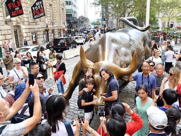 Bò tót Charging Bull là biểu tượng sống động của sức mạnh và sự kiên cường