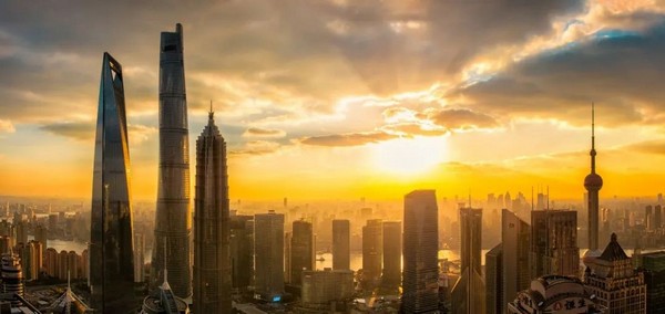 Không gian rộng rãi với cửa sổ kính lớn cho phép ánh sáng tự nhiên chiếu vào