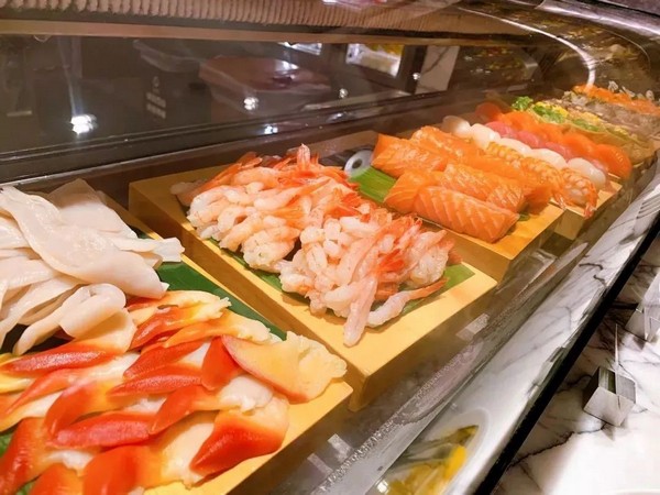 Bữa tối buffet tại đây nổi bật với các món hải sản tươi sống