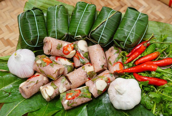 Nem được làm từ bì lợn, thịt nạc và thính gạo, gói trong lá đinh lăng hoặc lá ổi non