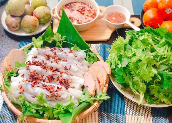 Bánh cuốn Thanh Hóa có nhân tôm sắt biển và hành phi