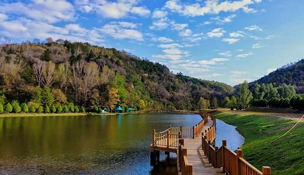 Cam Tuyền thuộc kiểu bán ẩm, với sự phân hóa rõ rệt giữa các mùa