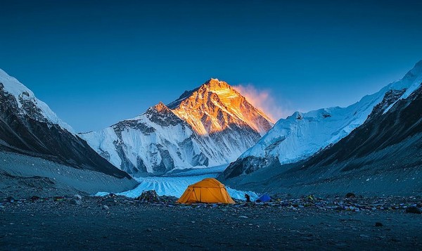 Chứng kiến khoảnh khắc mặt trời ló rạng từ đỉnh núi Everest