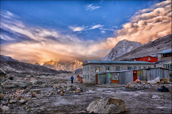 Phương tiện di chuyển chủ yếu để tiếp cận khu vực Everest là xe ô tô