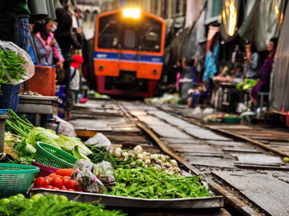 Chợ đường sắt Maeklong gần Bangkok
