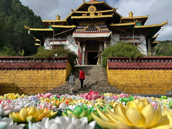 Bên ngoài chùa Langma