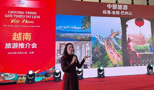 CEO Kim Lien Travel phát biểu, giới thiệu về du lịch Việt Nam