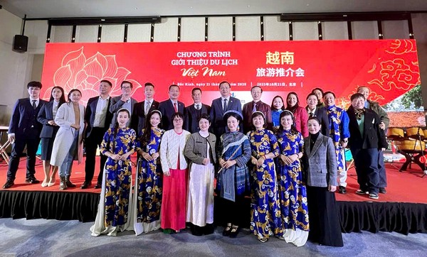 TGĐ và PTGĐ Kim Lien Travel chụp ảnh lưu niệm cùng lãnh đạo, đại biểu hai nước