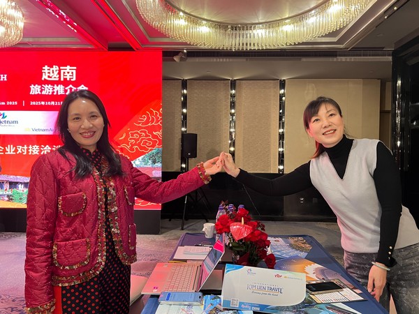 TGĐ Kim Lien Travel (bên trái) chụp hình với đối tác