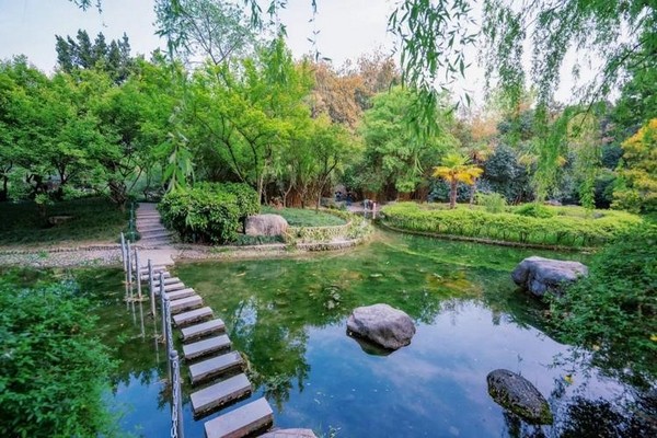 Công viên Hoàn Hoa nổi lên như một ốc đảo xanh