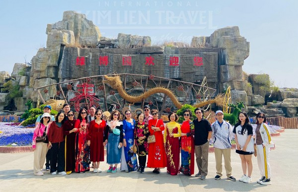 Đoàn khách Kim Lien Travel check-in tại Công viên Lục Bát Trịnh Châu