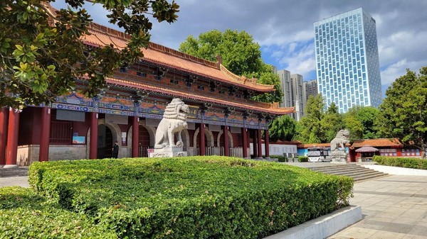 Công viên Vương Thành (Wangcheng Park) tọa lạc tại số 312 đường Trung Châu