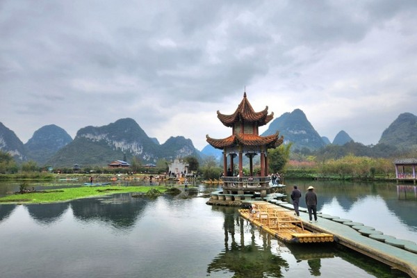 Vùng đất nơi cửa khẩu tọa lạc được bao bọc bởi những dãy núi đá vôi sừng sững