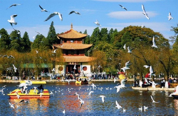 Quan Lâu (hay Cửa Quan Lầu), được xây dựng từ thời nhà Minh và tái thiết năm 1957