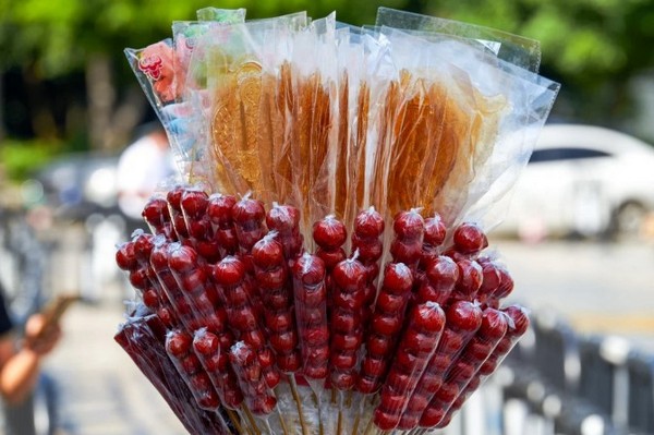 Kẹo hồ lô (tánghúlu) là món ăn vặt đặc trưng, dễ dàng tìm thấy trên đường phố Bắc Kinh