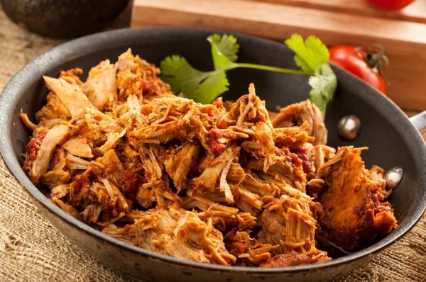 Thịt lợn xé sợi sốt tương (京酱肉丝) là món ăn đặc trưng