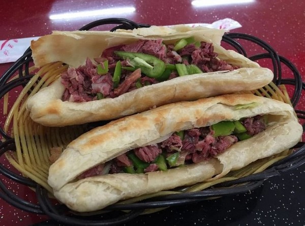 Món bánh mì kẹp thịt lừa là một đặc sản lạ miệng