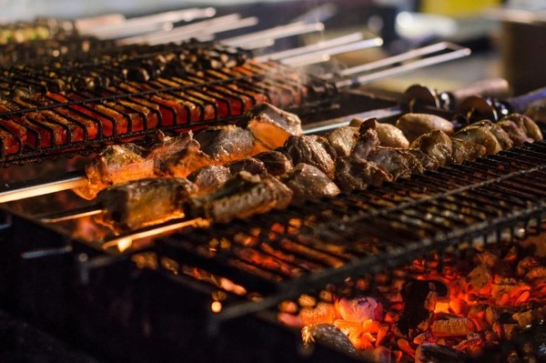 Thịt nướng Zhizi nổi tiếng bởi kỹ thuật nướng độc đáo trên vỉ sắt