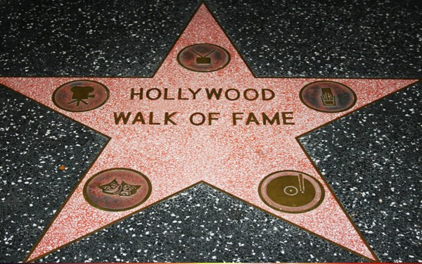 Sải bước trên Đại lộ danh vọng Hollywood nổi danh khắp thế giới