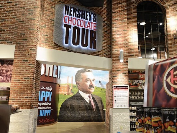 Hershey's Chocolate được thành lập bởi Milton S. Hershey vào năm 1894