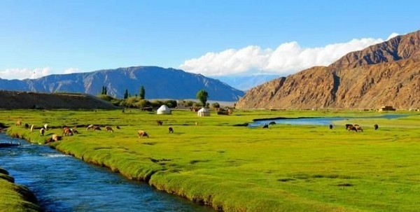 Dãy núi Côn Lôn nằm trên một đường thẳng cơ bản từ Đông sang Tây
