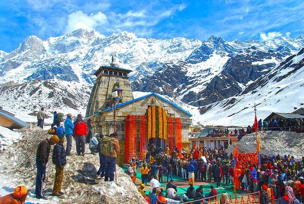 Hình ảnh người người tấp nập đi đến dãy Himalaya