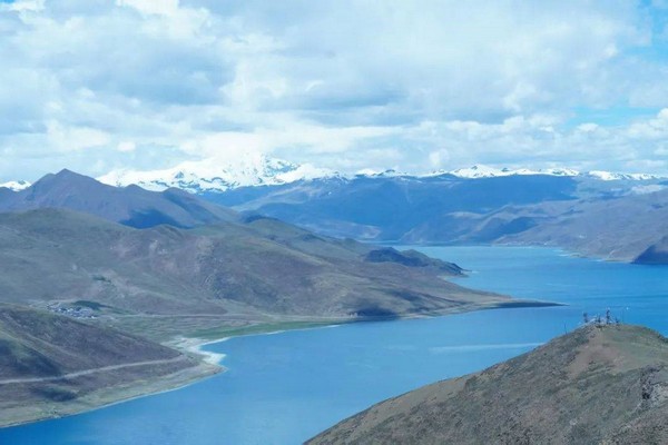 Đèo Kamba La là điểm vời để chiêm ngưỡng trọn vẹn vẻ đẹp của Hồ Yamdrok