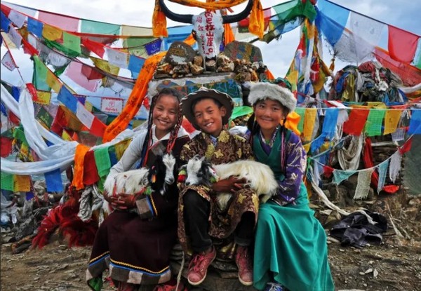 Điểm nhấn khác tại đỉnh Đèo Kamba La là những cờ cầu nguyện (cờ Lungta) đủ màu sắc