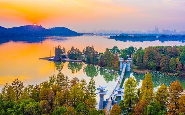 Đông Hồ (East Lake) tại thành phố Vũ Hán, tỉnh Hồ Bắc