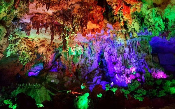 Động Y Lĩnh Nham - Viên Ngọc Ẩn Giấu Của Du Lịch Quảng Tây Trung Quốc