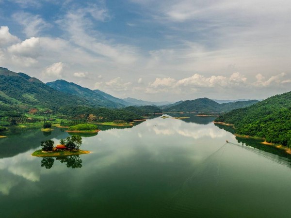 Mặt hồ nước ngọt tự nhiên rộng lớn uốn lượn với chiều dài gần 30 km