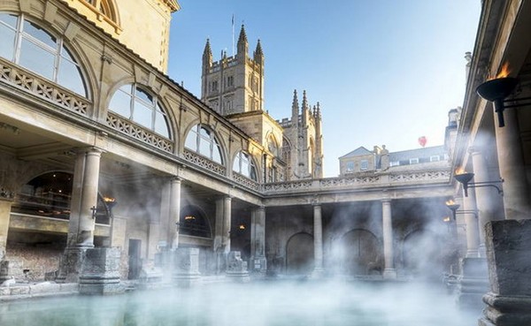 Bảo tàng Roman Baths, kiến trúc cổ kính và suối nước nóng