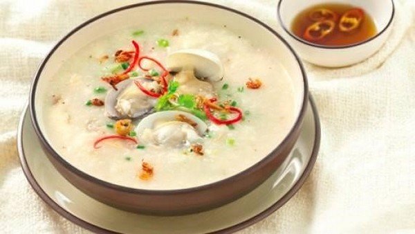 Món cháo thái Đình Tổ với thịt gà và thịt lợn, hương vị đậm đà