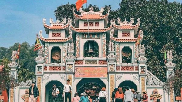  Đền Bà Chúa Kho thu hút đông đảo du khách đến cầu may mắn và tài lộc