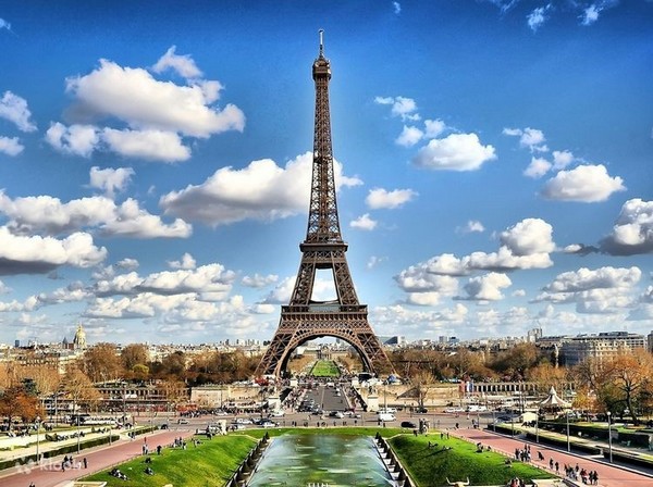 Thủ đô Paris nổi tiếng với Tháp Eiffel