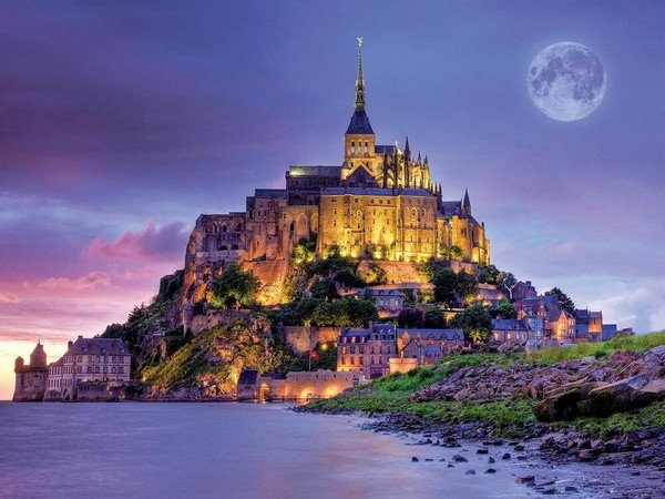 Mont Saint-Michel là một hòn đảo nhỏ với một tu viện cổ kính nằm trên đỉnh