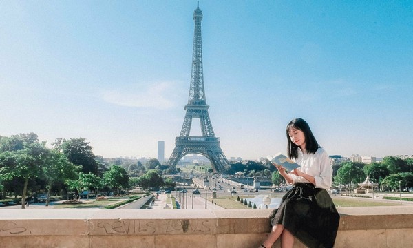 Du khách có thể lên đỉnh tháp Eiffel để ngắm toàn cảnh thành phố