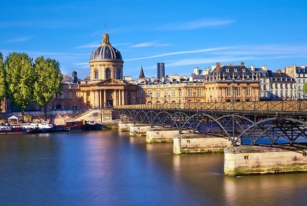 Cầu Pont des Arts lãng mạn này là nơi lý tưởng để ngắm hoàng hôn