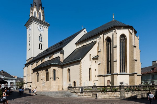 Nhà thờ St. Jakob sừng sững vươn cao