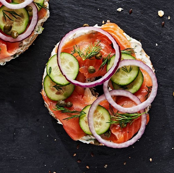 Bánh mì tròn cá hồi muối