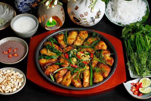 Chả cá lã vọng được chế biến ngay tại bàn