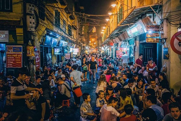 Phố bia Tạ Hiện là một trong những điểm đến nổi tiếng về ẩm thực và giải trí về đêm