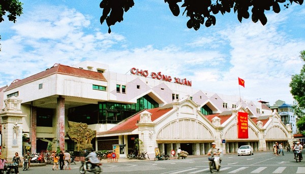 Chợ Đồng Xuân là chợ lớn nhất Hà Nội với nhiều mặt hàng phong phú