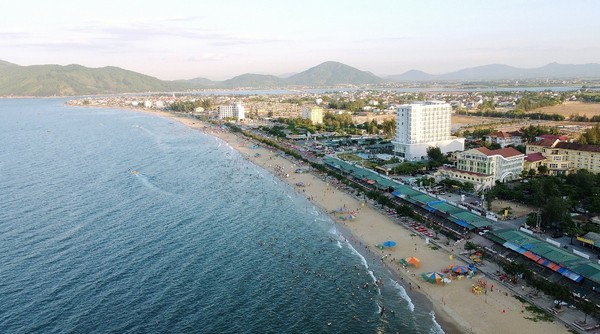 Biển Thiên Cầm nổi tiếng với bãi cát trắng mịn và làn nước trong xanh