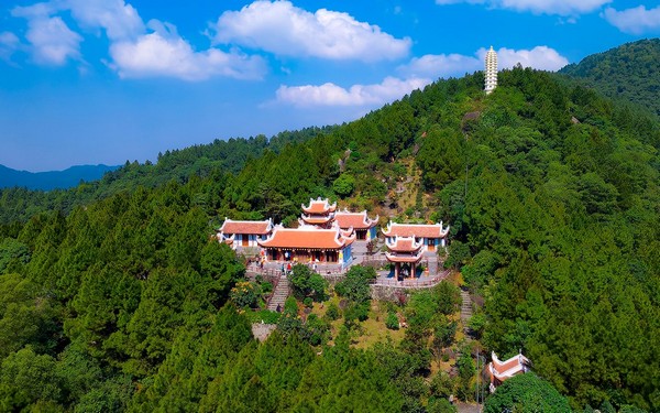 Chùa Hương Tích là một công trình kiến trúc tâm linh cổ kính