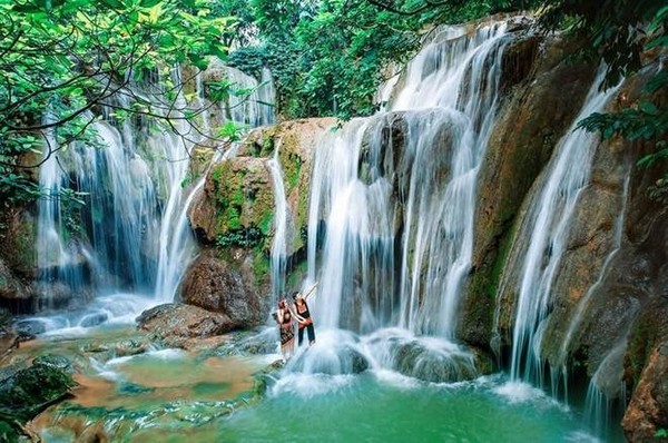 Thác Gò Lào nằm giữa núi rừng xanh mát của xã Phúc Sạn, Mai Châu