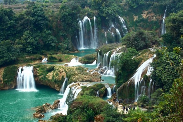 Thác Thăng Thiên, được bao bọc bởi rừng xanh bạt ngàn